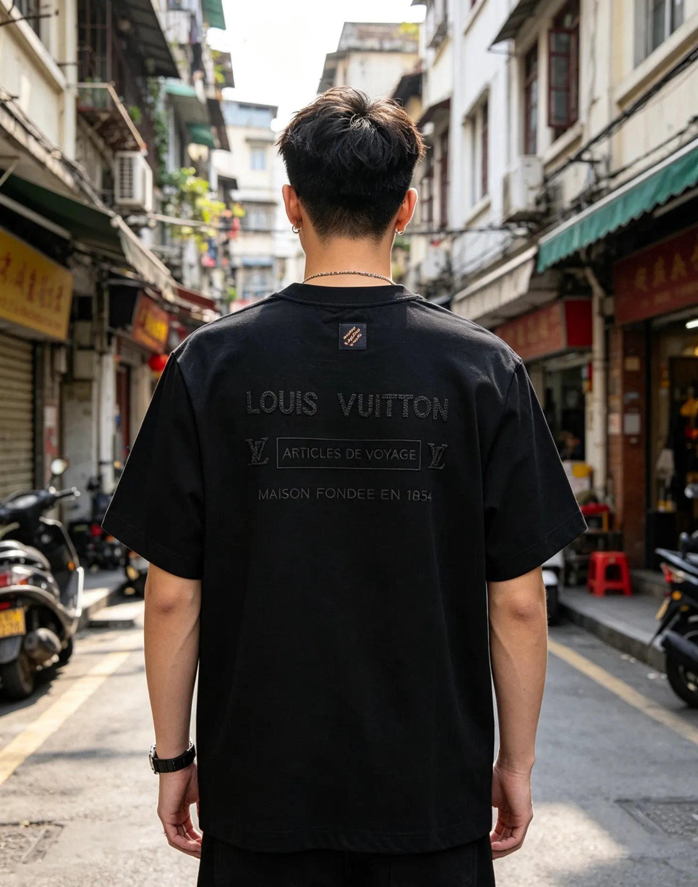 Louis Vuitton/Louis Vuitton short sleeves with small logo on the chest and letter embroidery on the back